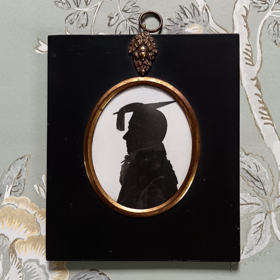 19th Century Oval Silhouette Portrait of a Gentleman in a Mortarboard Cap (3)bis.jpg